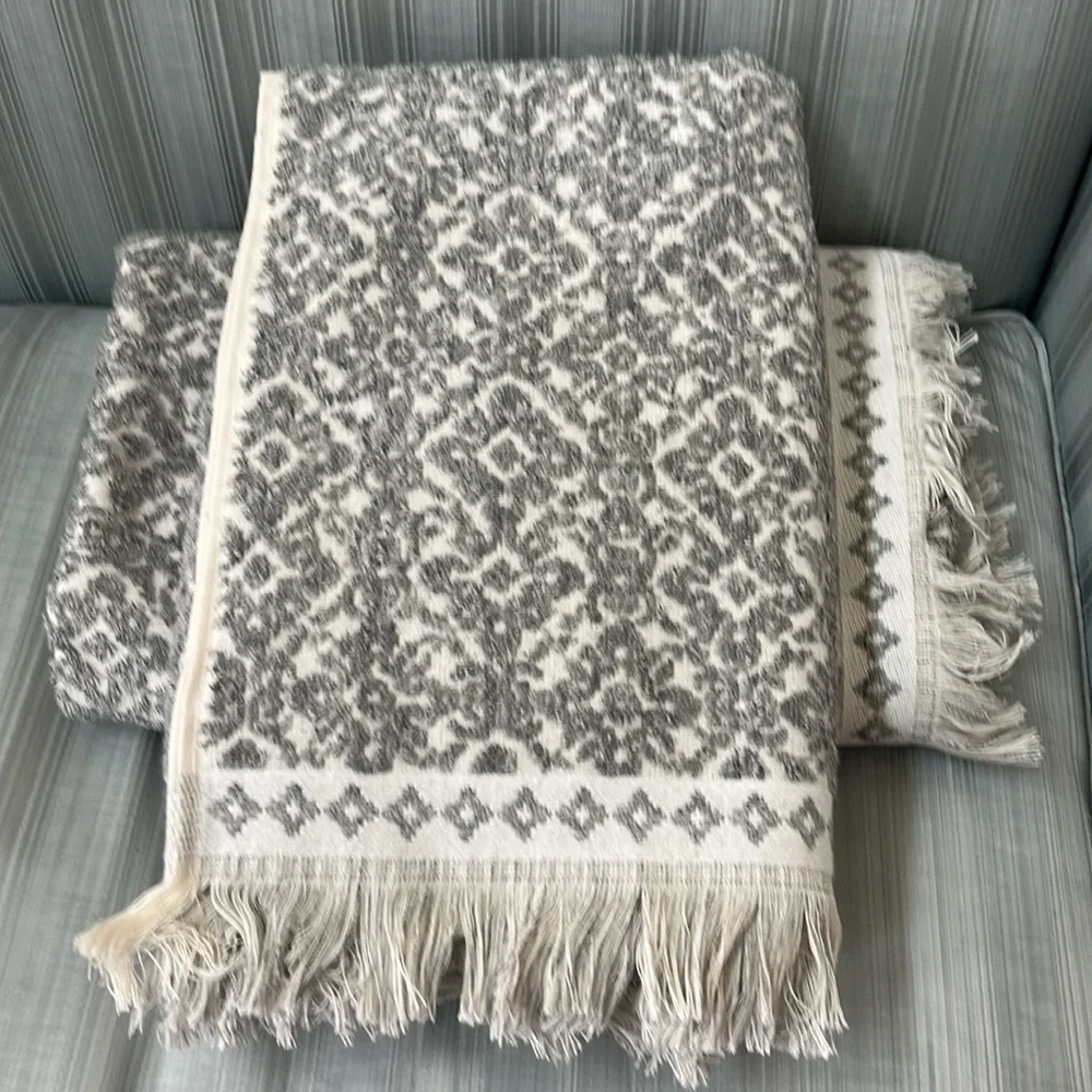 2 sets of gorgeous fringed bath towels by Mi Casa Es Tu Casa - NWT